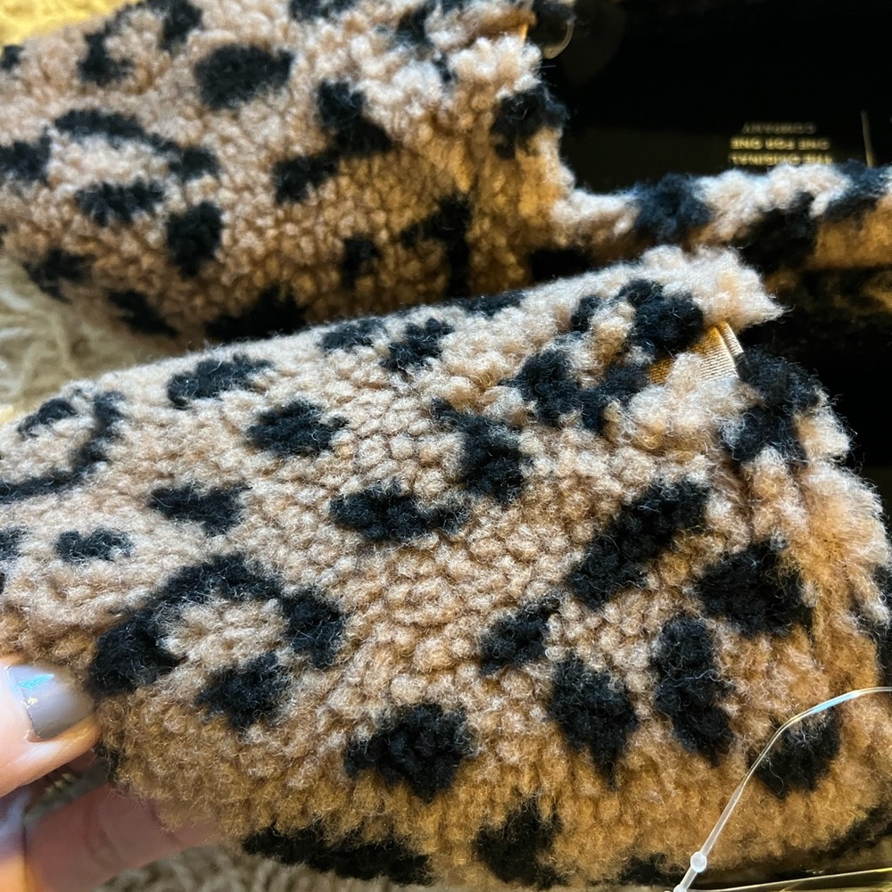 NWT TOMS 🖤🐆 - Picture 3 of 7